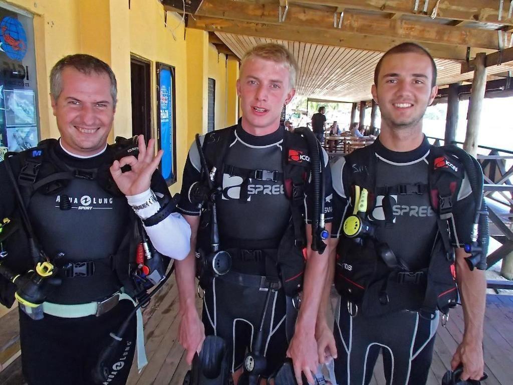 Ratu Kini Dive & Stay Остров Мана Экстерьер фото